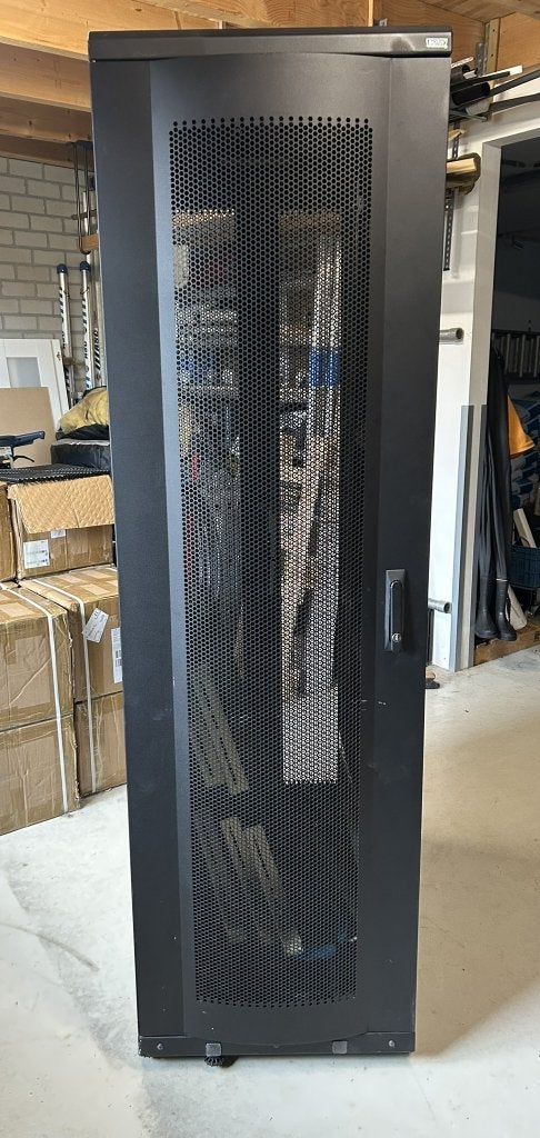 serverkast met luchtkoeling en inhoud (bieden vanaf €450,-), Ophalen, Gebruikt, Geperforeerd, Geperforeerd