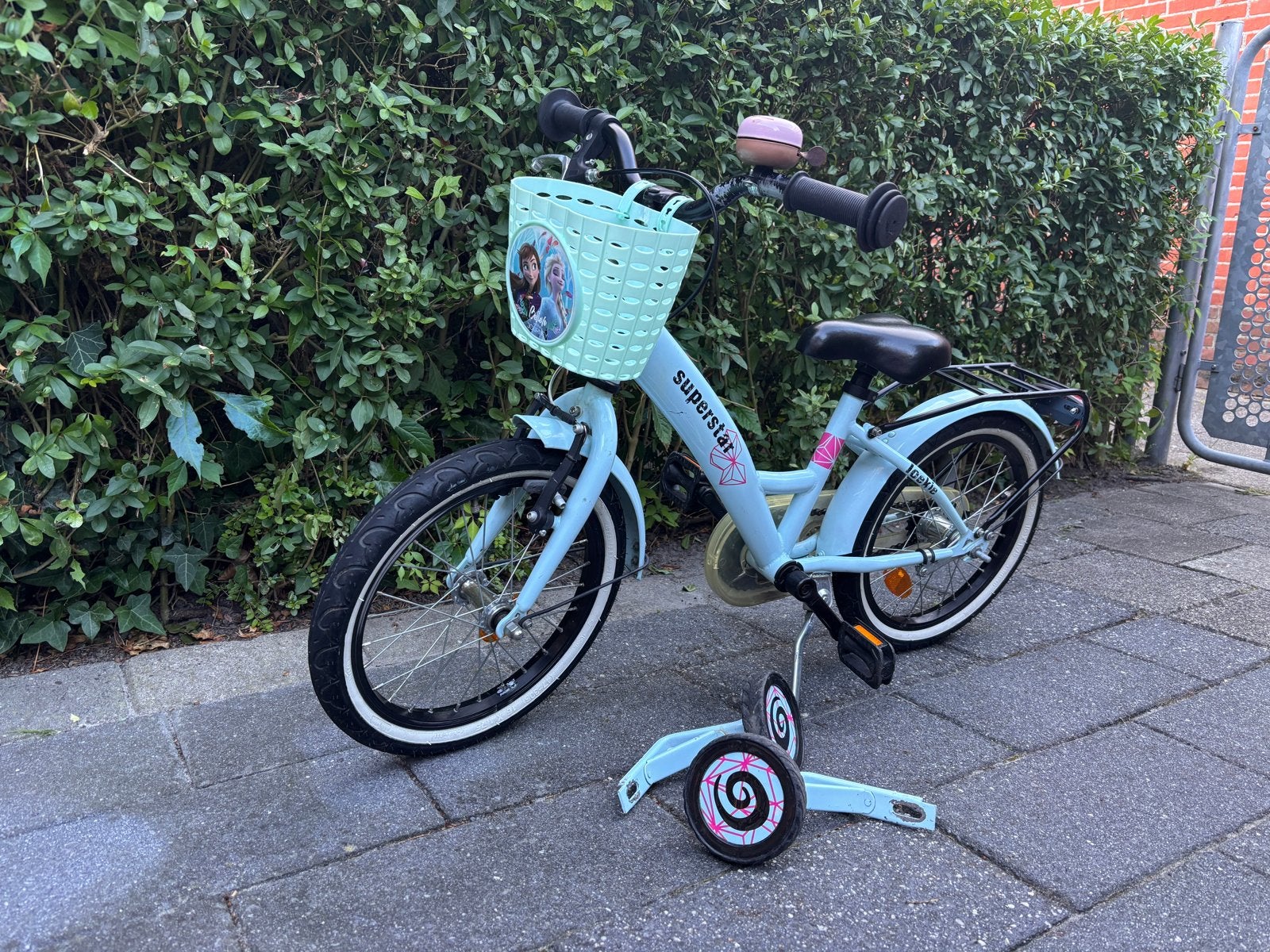 Loekie Superstar meisjesfiets 16 inch met zijwieltjes, Fietsen en Brommers, Fietsen | Kinderfietsjes, Ophalen, Terugtraprem, Zijwieltjes