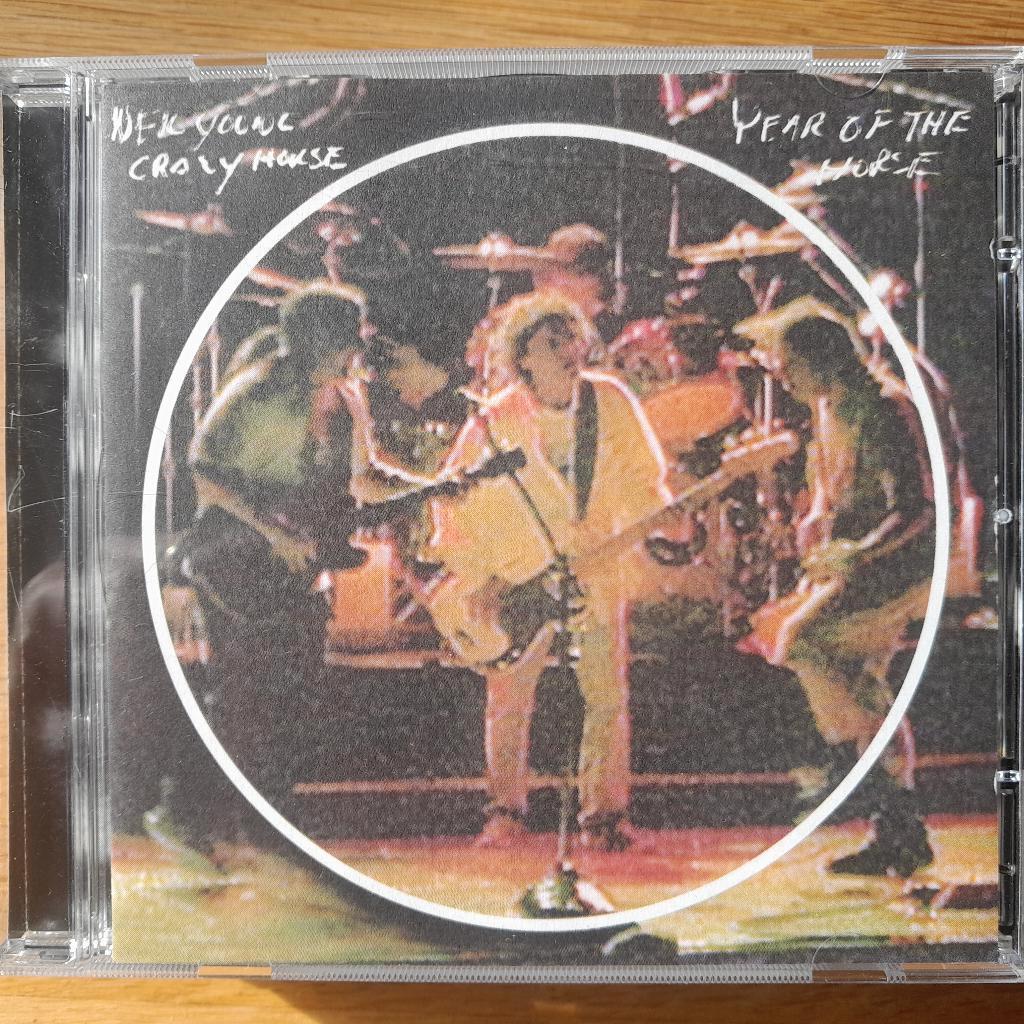 Dubbel cd NEIL YOUNG & CRAZY HORSE - Year of the Horse., Ophalen of Verzenden, Zo goed als nieuw, Poprock
