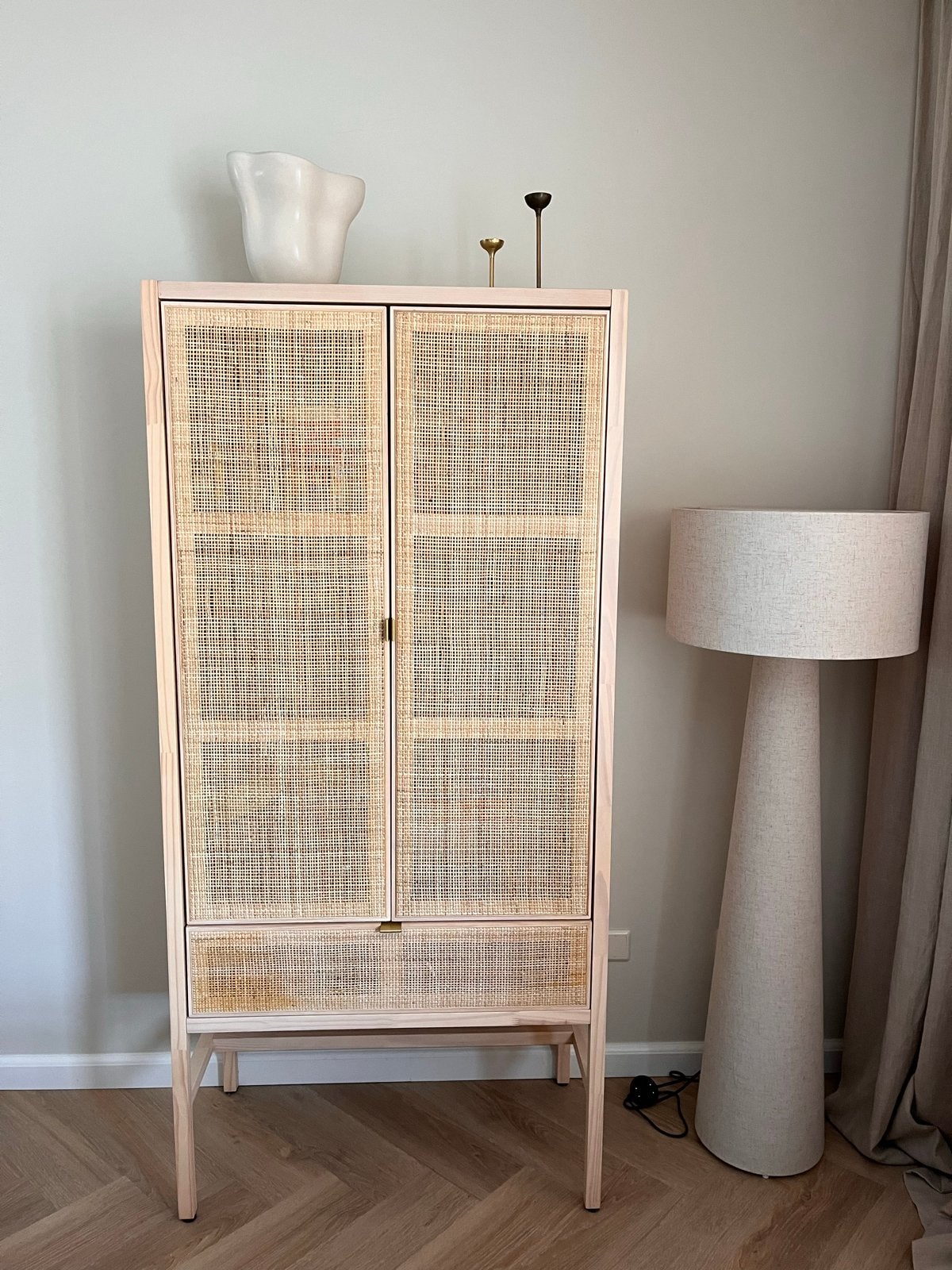 Rotan kast met twee deuren en lade, Huis en Inrichting, Kasten | Overige, Ophalen, Zo goed als nieuw