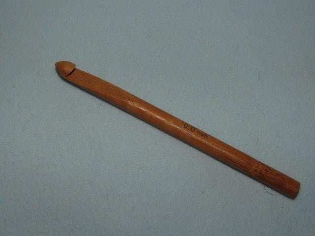 Haaknaald 10 mm hout of bamboe NIEUW, Ophalen of Verzenden, Nieuw, Haken, Naald