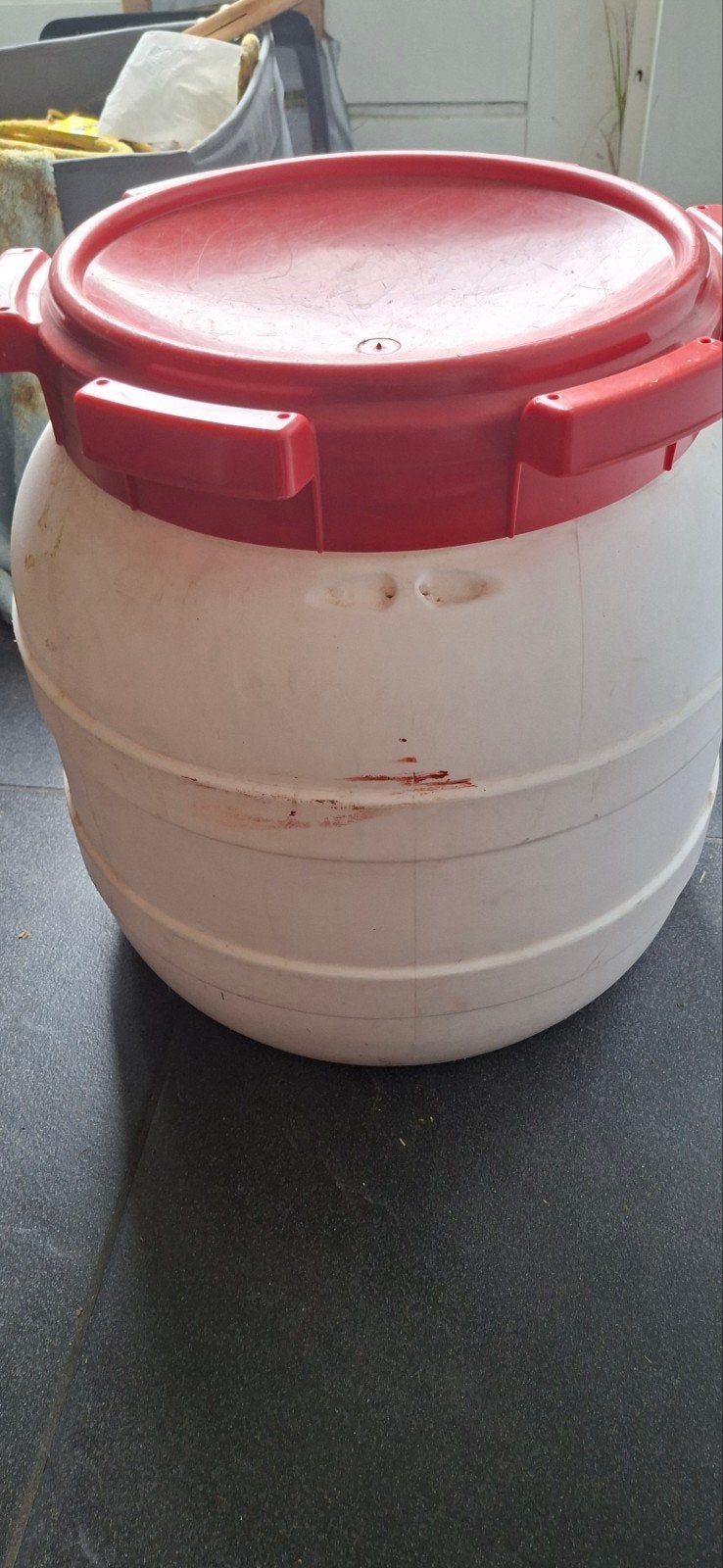 Waterdichte ton / voerton met rode deksel, Dieren en Toebehoren, Ophalen of Verzenden