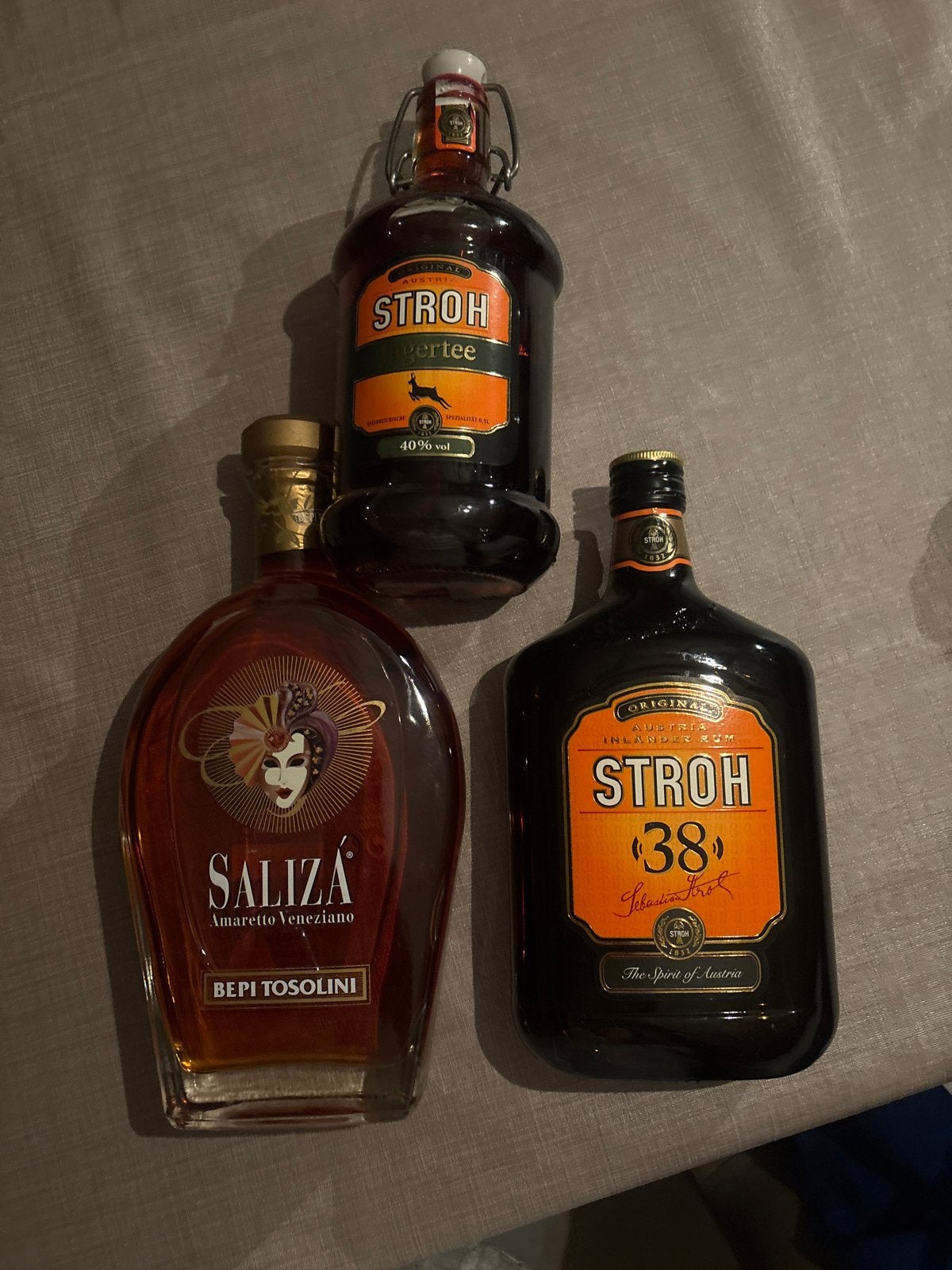 3 flessen drank stroh rum en amaretto, Ophalen