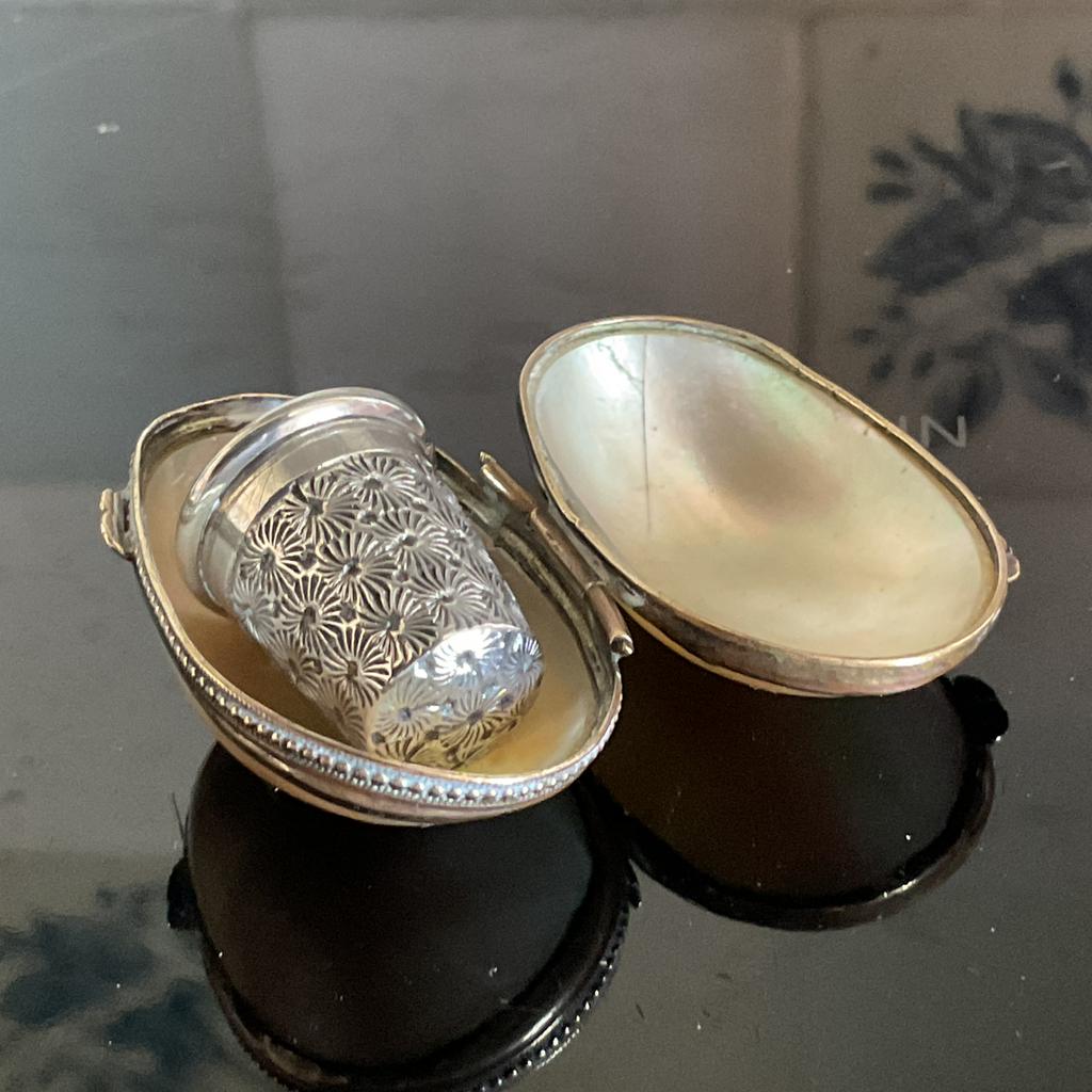 Parelmoer schelp met messing montuur en zilveren vingerhoed, Antiek en Kunst, Ophalen of Verzenden