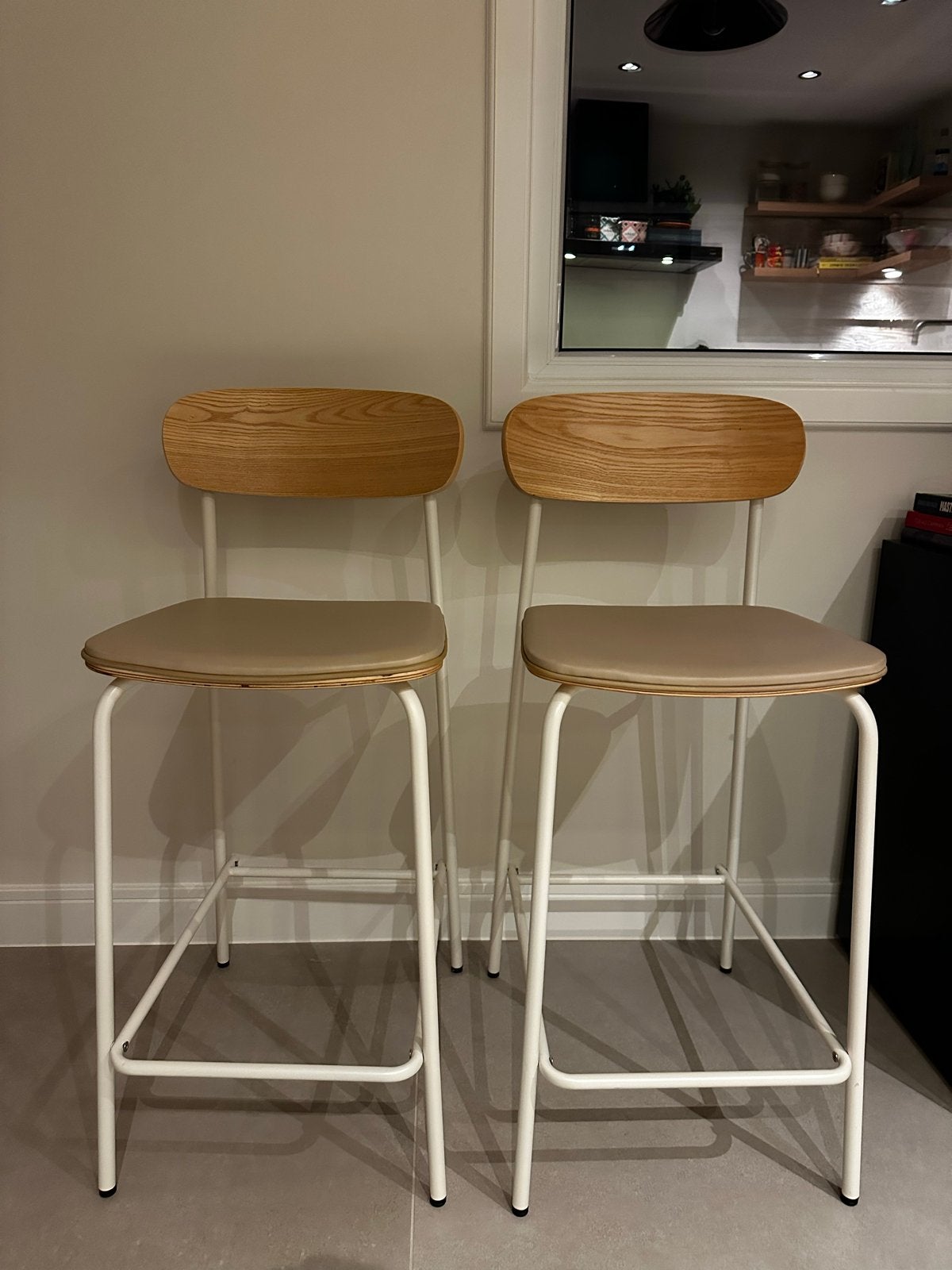 2 barstoelen met leren zitting, zithoogte 65cm, Ophalen, 60 tot 90 cm, Leer, Zo goed als nieuw