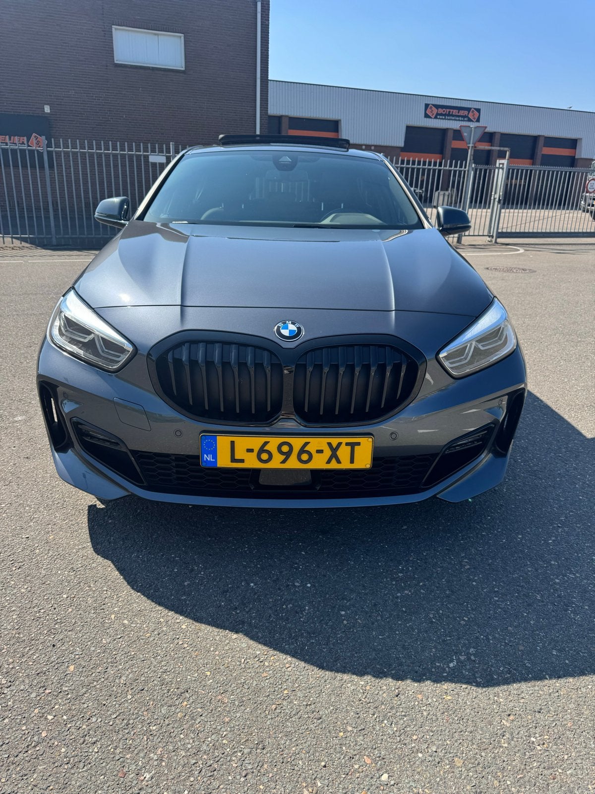 BMW 1-Serie 118i 136pk Aut 2021 Grijs, Auto's, BMW, 136 pk, Leder en Stof, Particulier, Zilver of Grijs