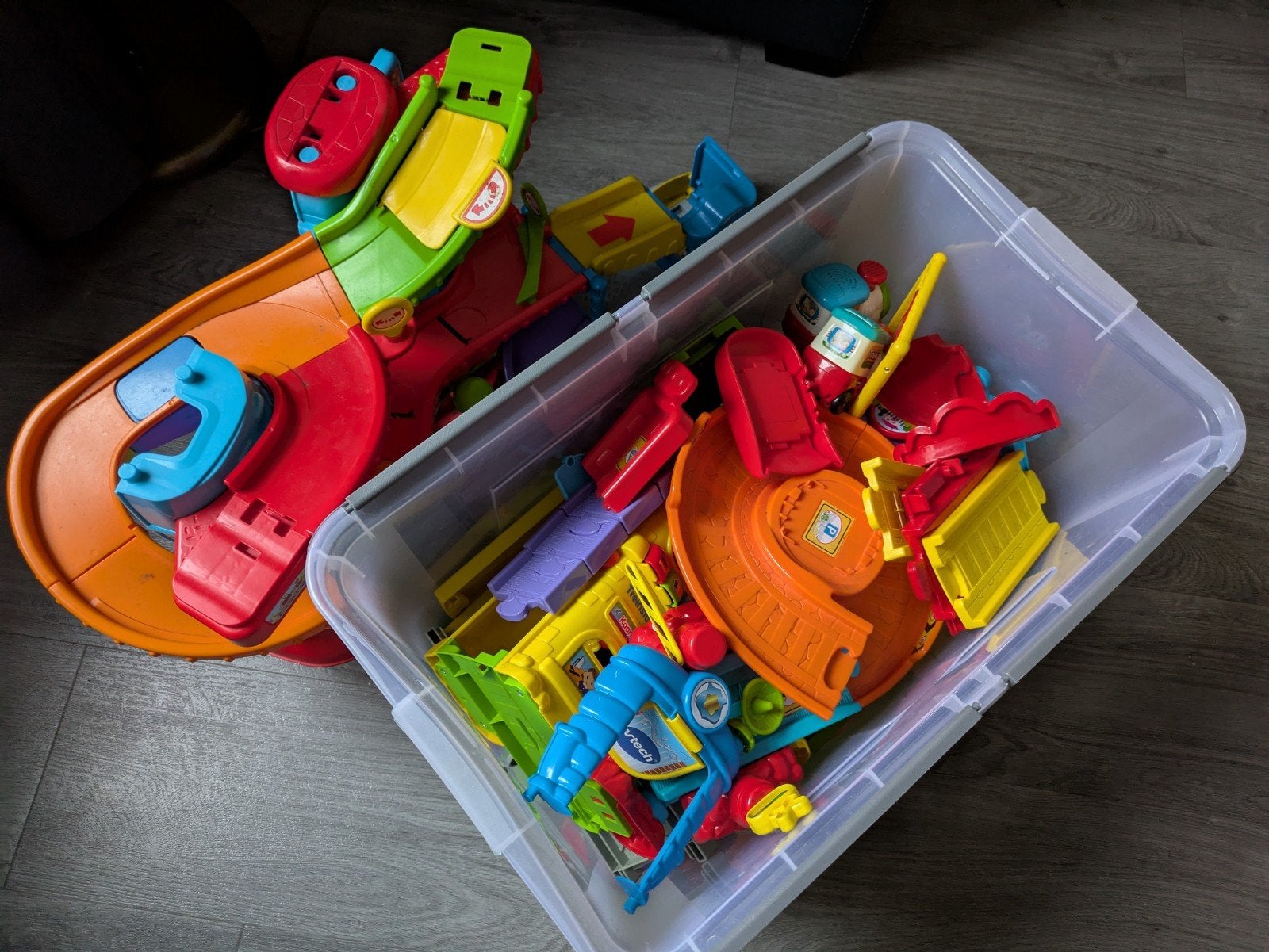VTech wegen, politietoren en onderdelen treinbaan., Ophalen, Gebruikt, 6 maanden tot 2 jaar