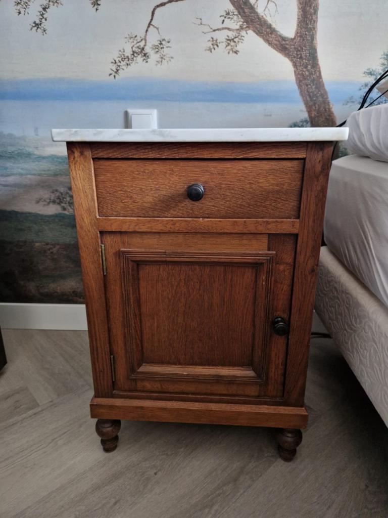 Eikenhout nachtkastje met marmeren blad, Huis en Inrichting, Slaapkamer | Nachtkastjes, Ophalen, Gebruikt, Minder dan 45 cm, 70 cm of meer