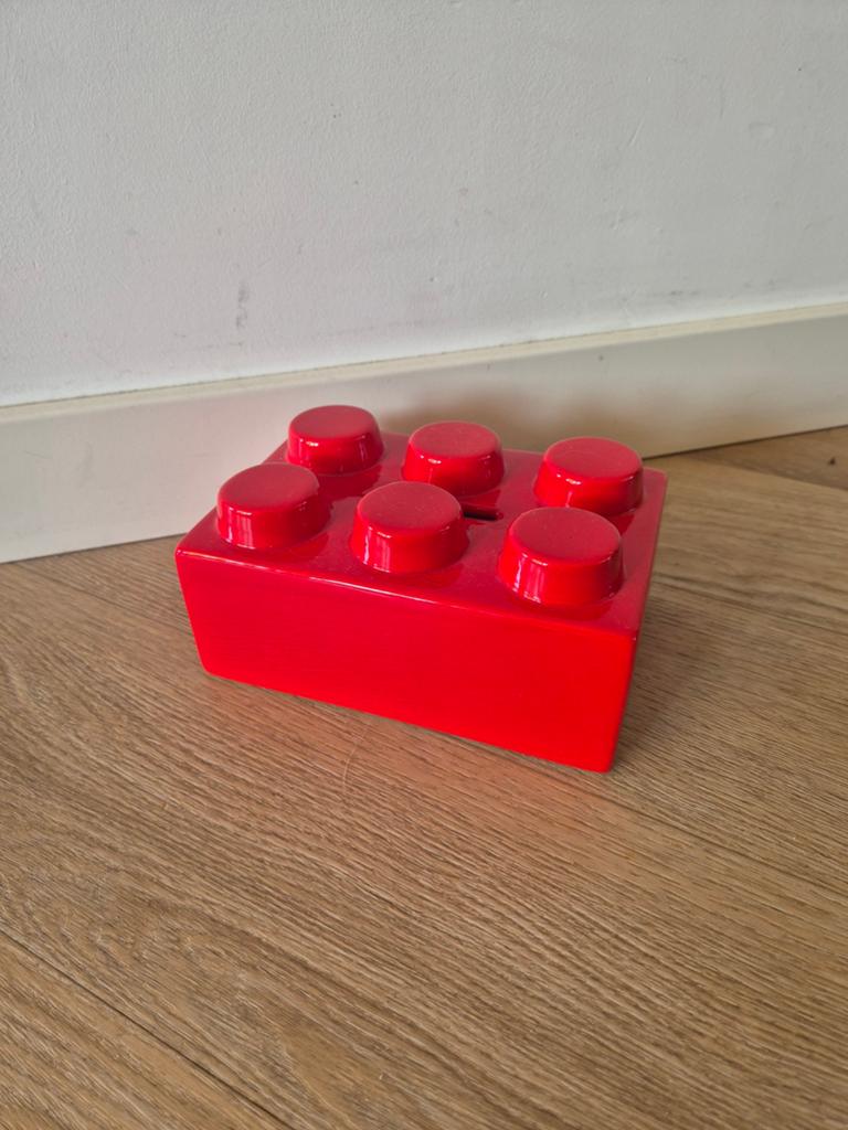 Keramieken spaarpot in de vorm van een rood LEGO blokje, Ophalen of Verzenden, Gebruikt, Steen, Aardewerk of Keramiek, Object of Gebouw