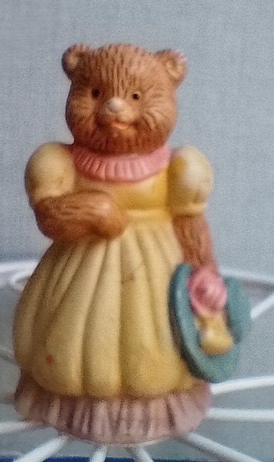 Beertje met gele jurk decoratief beeldje, Ophalen of Verzenden, Zo goed als nieuw, Dier