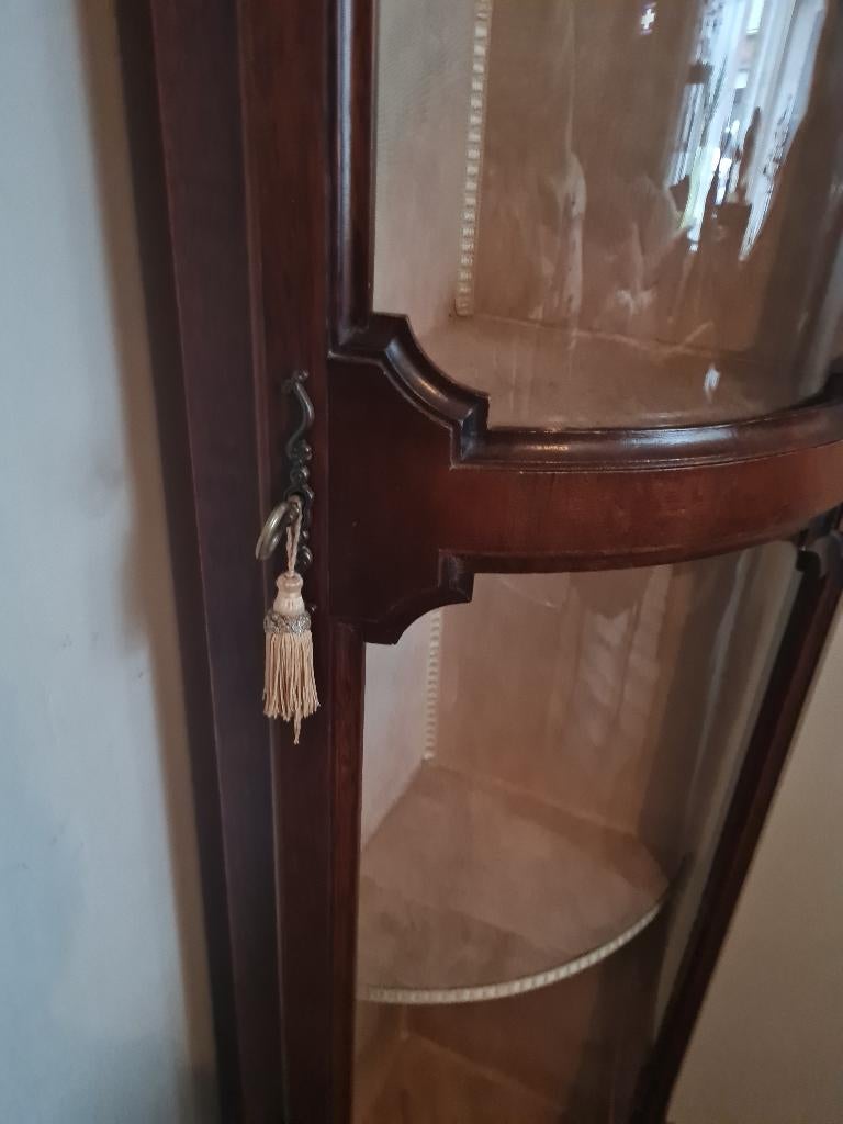 Zeer oude hoekkast met bol glas, Ophalen