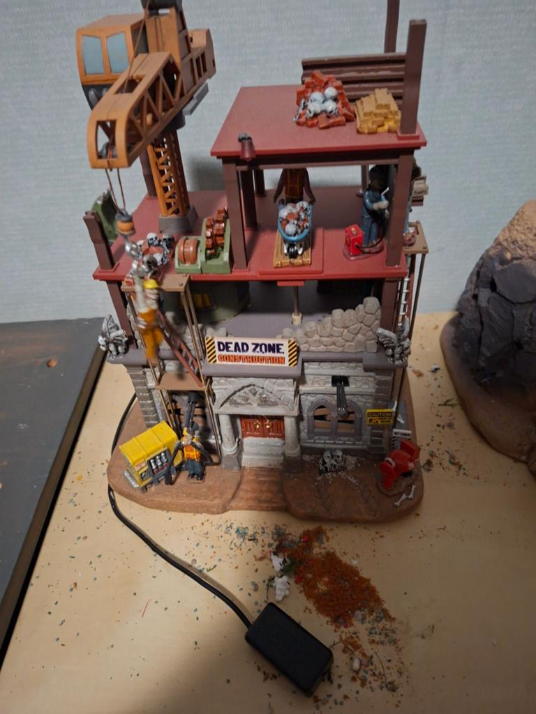 Lemax Spooky Town Dead Construction met adapter, Ophalen of Verzenden, Gebruikt