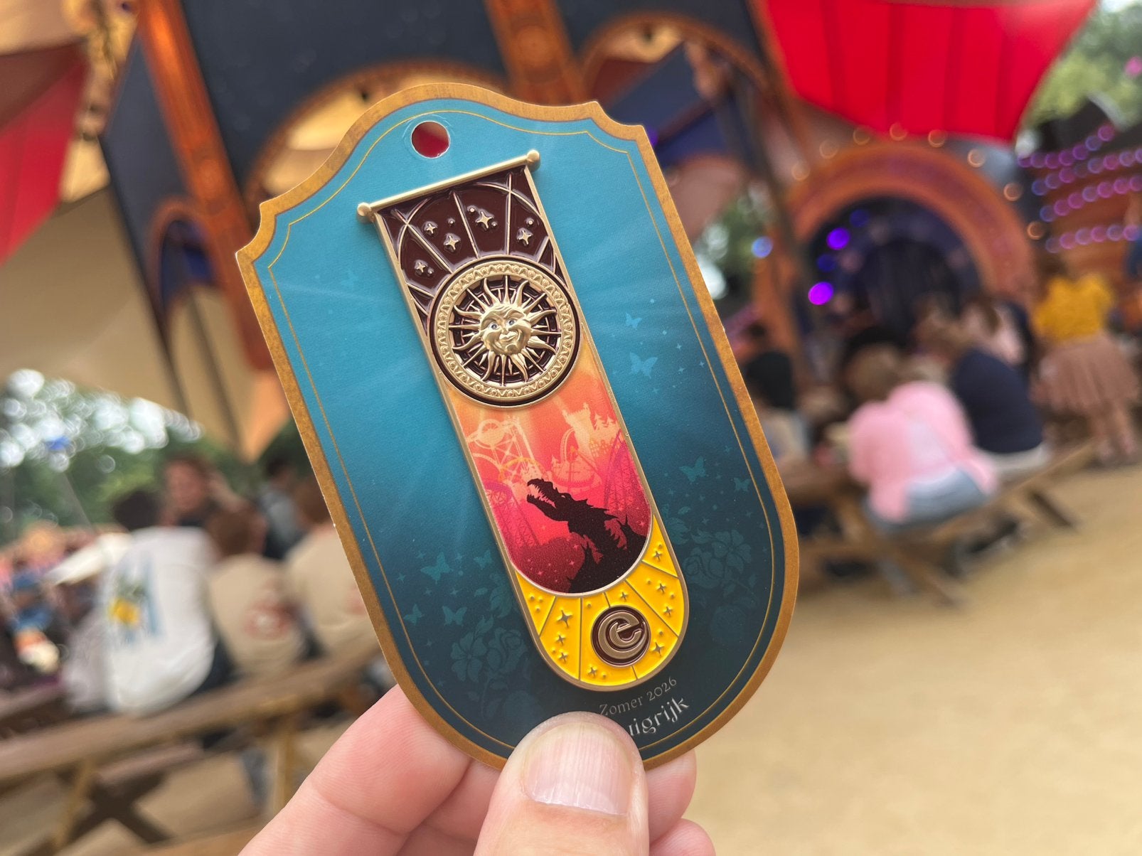 Efteling Zomer Pin Ruigrijk ruilen voor Fata Morganaplein, Verzamelen, Ophalen, Nieuw, Button of Speldje