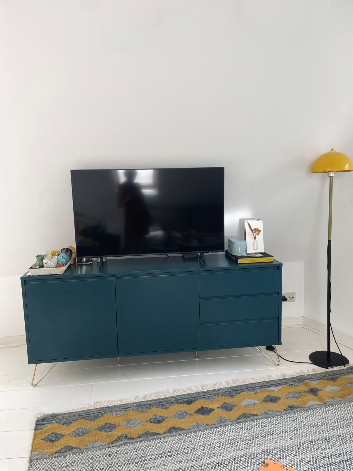 MADE Elona dressoir turkooisblauw en messing poten, Ophalen, Gebruikt, Overige houtsoorten, 50 tot 75 cm