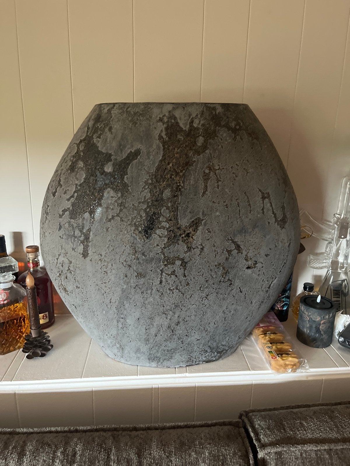 Grote decoratieve pot/vaas, grijs, robuuste uitstraling, Huis en Inrichting, Woonaccessoires | Vazen, Ophalen, Grijs