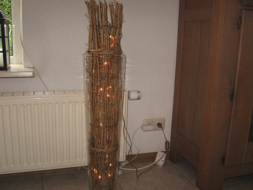Grote glazen vaas met een takkenbos en lampjes € €10,00, Ophalen, Zo goed als nieuw, Glas