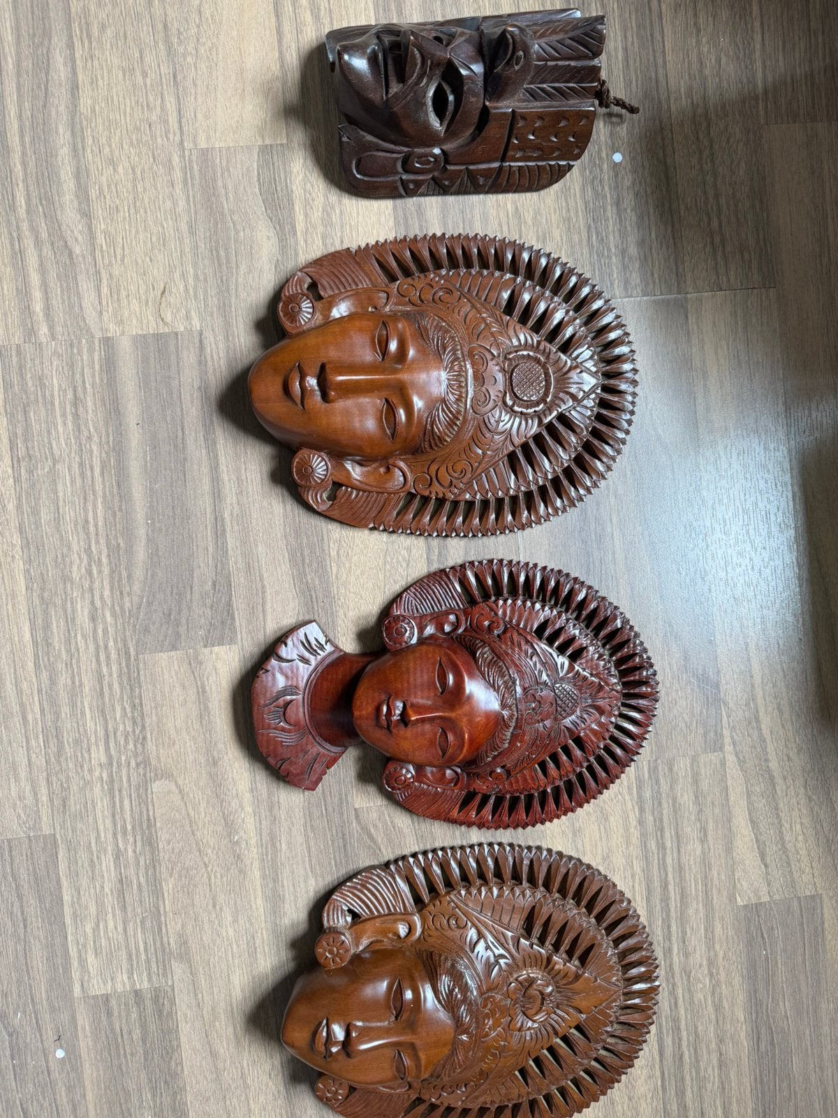 Set van 4 handgesneden houten Balinese maskers/wanddecoratie, Ophalen of Verzenden, Handgemaakt, Wanddecoratie, 20 - 50 cm