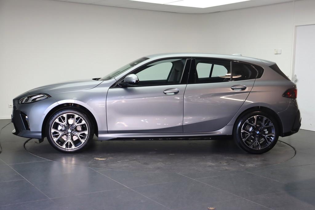 BMW 1 Serie 120 M Sport Automaat / Achteruitrijcamera / Park, Auto's, BMW, Stof, 156 pk, 3 cilinders, Zilver of Grijs