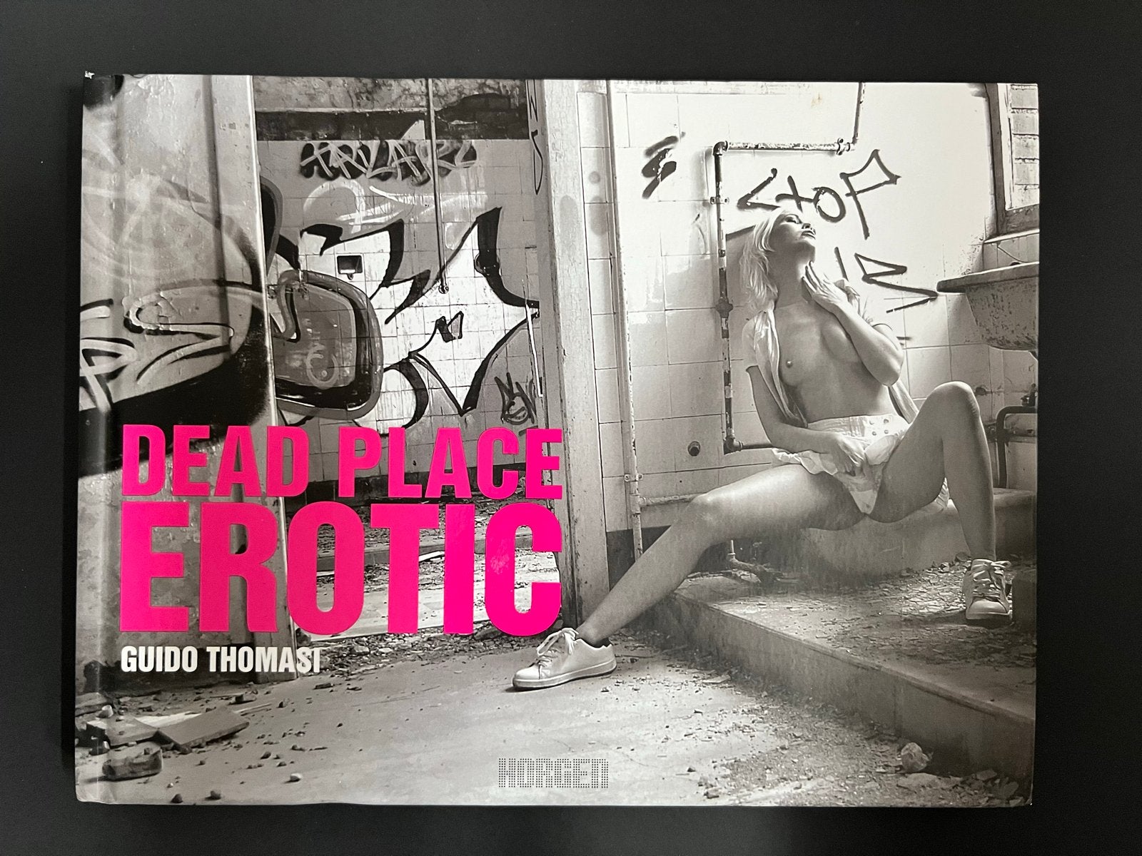 Erotisch fotoboek: Dead Place Erotic - Guido Thomasi -signed, Verzenden, Zo goed als nieuw, Fotografie algemeen