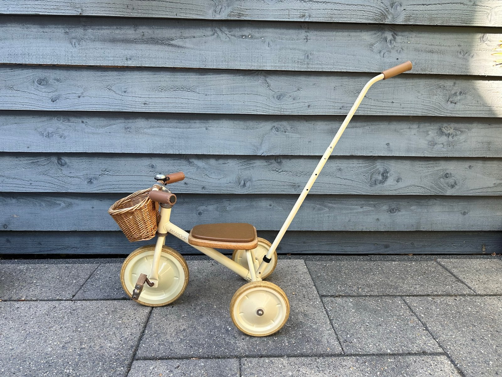 Vintage driewieler met duwstang en mandje, Fietsen en Brommers, Fietsen | Driewielers, Ophalen, Gebruikt, Terugtraprem, Duwstang