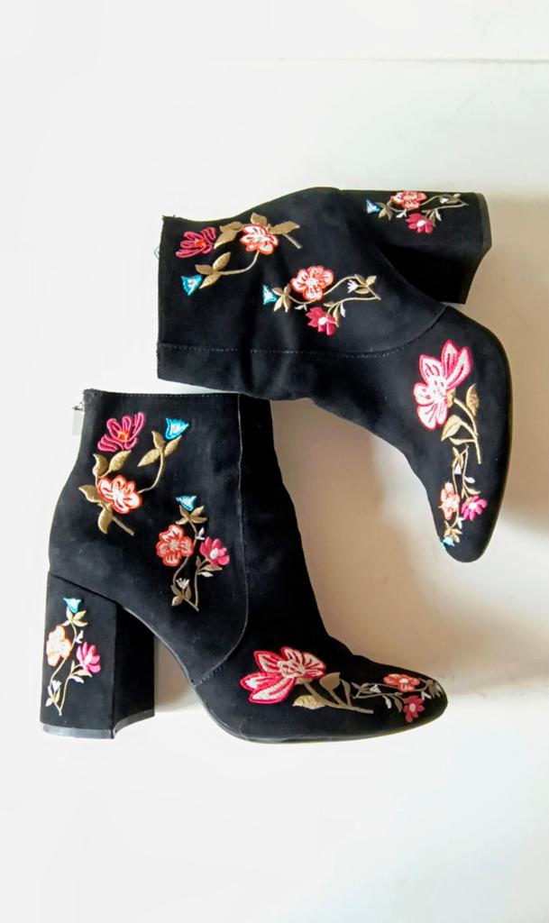 Bershka Enkellaarsjes met Geborduurde Bloemen maat 39, Zwart, Lage of Enkellaarzen, Zo goed als nieuw, Bershka