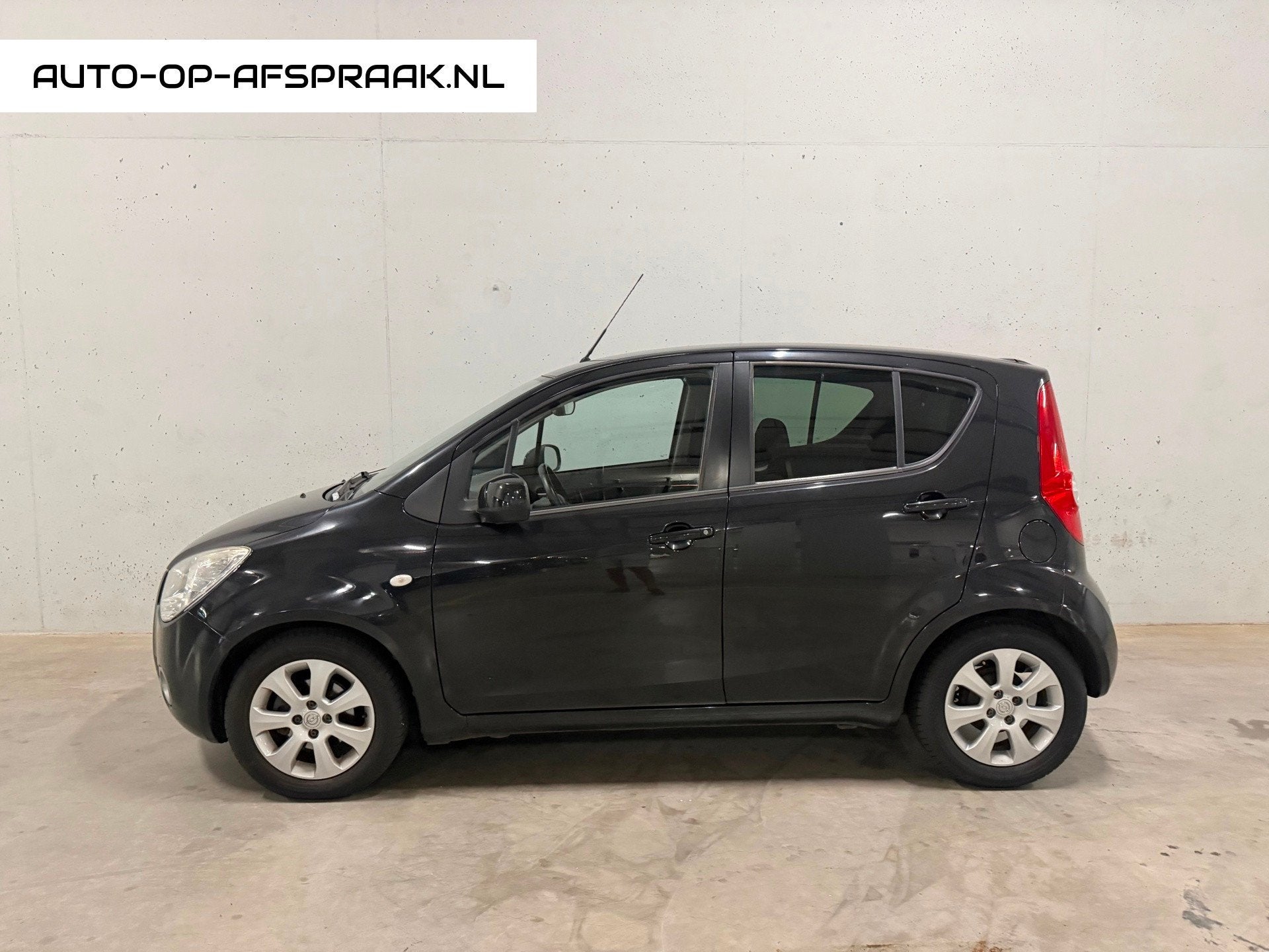 Opel Agila 1.2 Enjoy 5drs Automaat Airco APK NAP, Dealer onderhouden, 4 cilinders, Zwart, Bedrijf