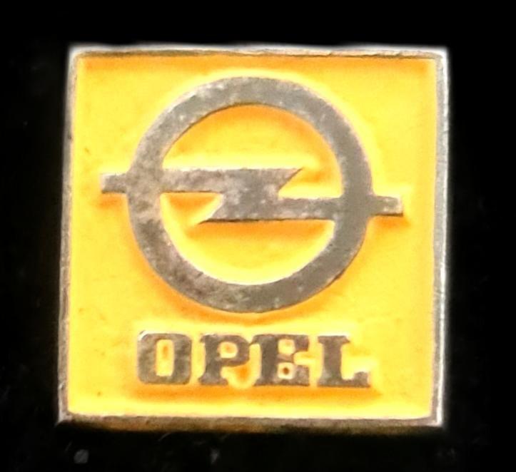 Opel speld geel (2) 10x10 mm., Verzamelen, Speldjes, Pins en Buttons, Verzenden, Nieuw, Transport