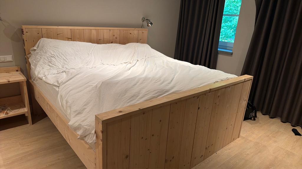 2 persoons steigerhouten bed 2 m x 2 m met tempur matrassen, Ophalen of Verzenden, Eenpersoons, Steigerhout, 90 cm