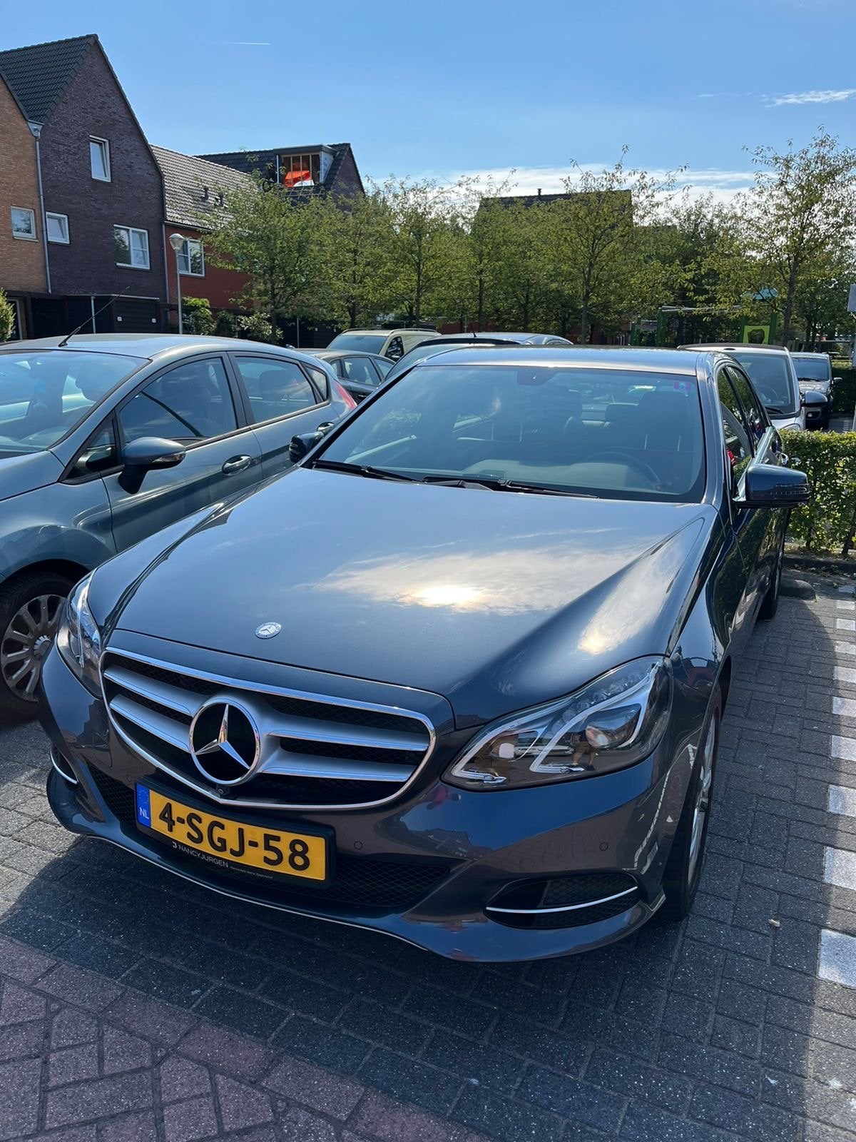 Mercedes-Benz E-Klasse 2.0 E250 CGI Sedan AUT 2013 Grijs, Auto's, Automaat, Achterwielaandrijving, 4 cilinders, Bruin