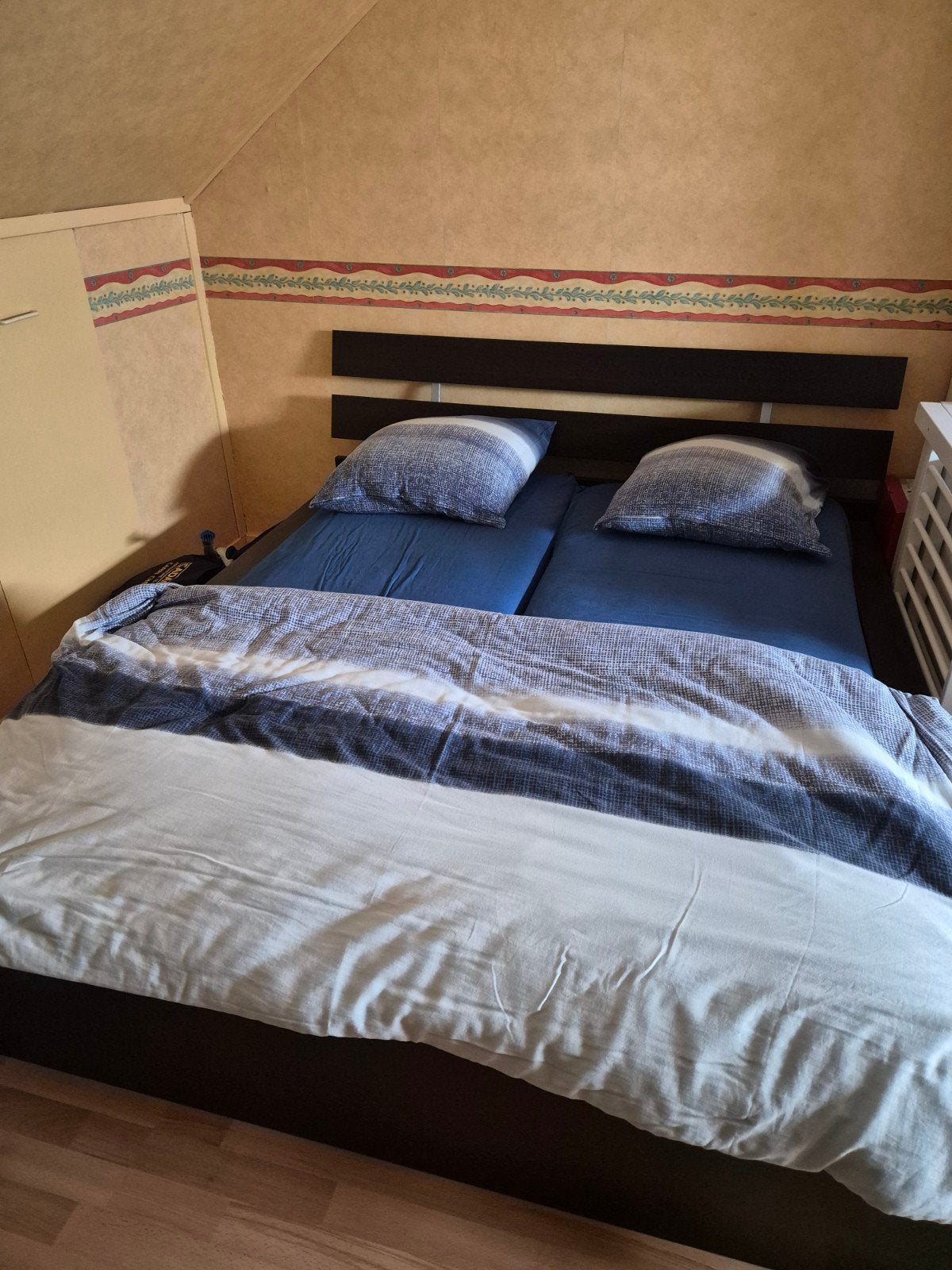 Tweepersoonsbed met hoofdbord, donkerbruin, Huis en Inrichting, Slaapkamer | Bedden, Ophalen, Gebruikt, Bruin, Tweepersoons