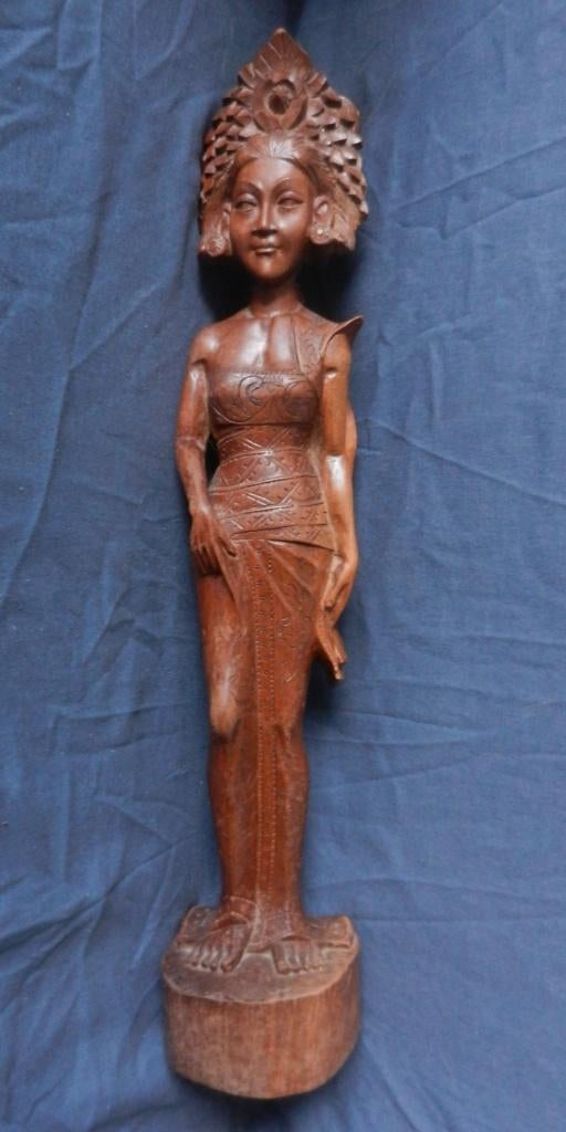 Houten sculptuur Staande vrouw met tooi Bali Indonesie h51,3, Antiek en Kunst, Ophalen of Verzenden