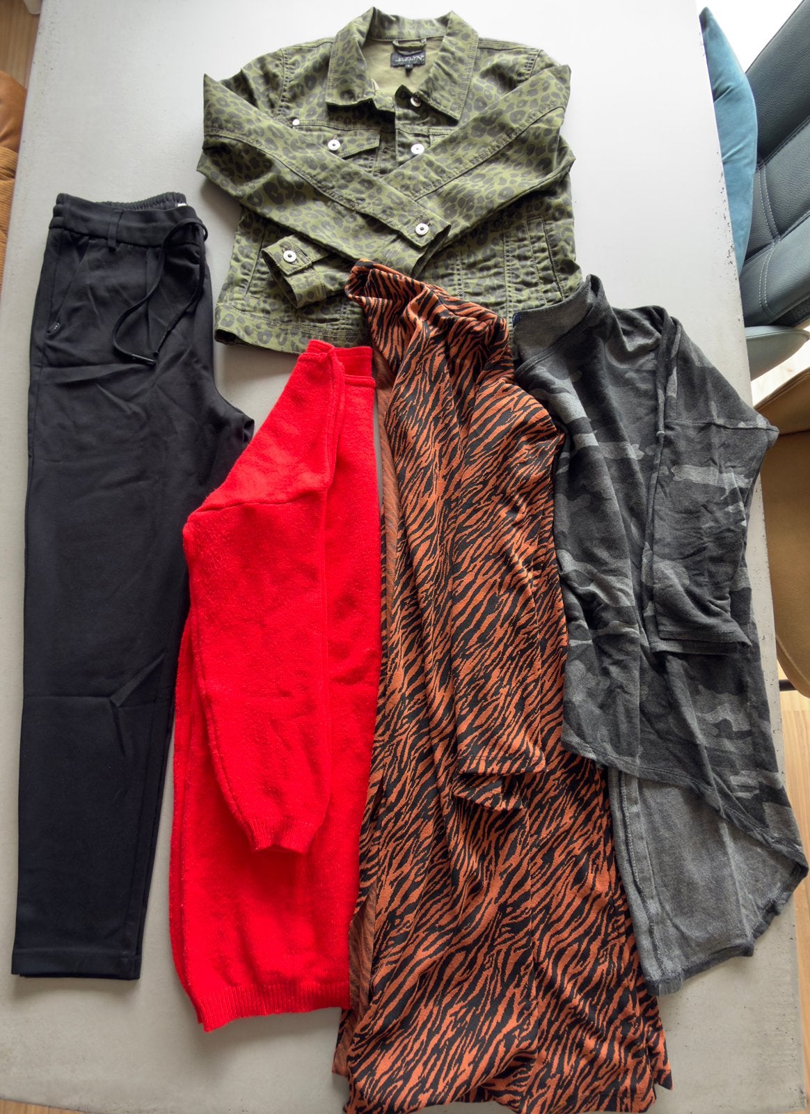 Leuke dames set maat L broek en 4 x bovenkleding voor €20!, Ophalen of Verzenden, Gedragen, Maat 42/44 (L)