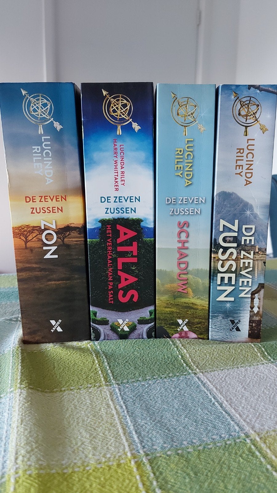 De Zeven Zussen - Lucinda Riley - 4 boeken - z.g.a.n., Boeken, Ophalen of Verzenden, Zo goed als nieuw, Lucinda Riley, Nederland