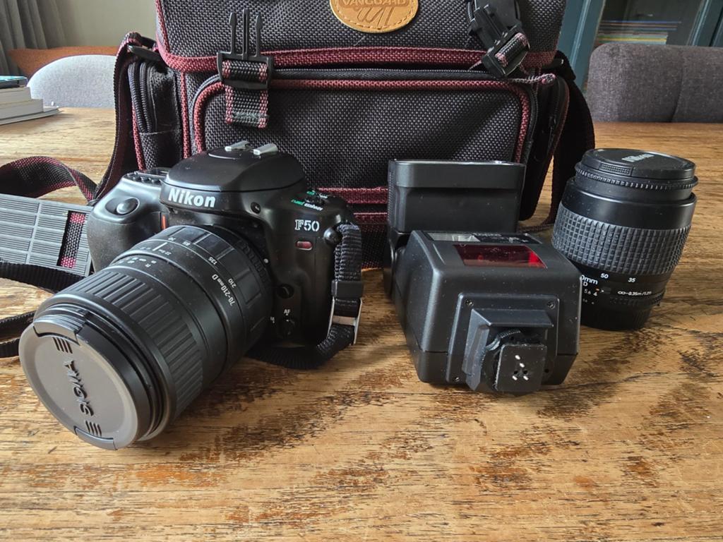 Nikon F50 met lenzen, flitser en fototas, Audio, Tv en Foto, Fotocamera's Analoog, Ophalen of Verzenden, Gebruikt, Spiegelreflex