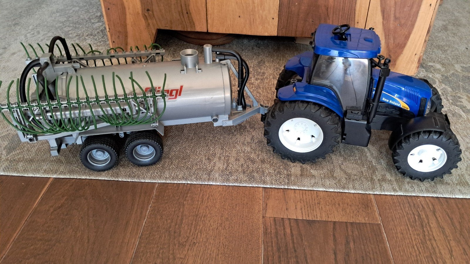 Bruder New Holland T7040 tractor met Fliegl mesttank, Kinderen en Baby's, Speelgoed | Speelgoedvoertuigen, Gebruikt, Ophalen of Verzenden