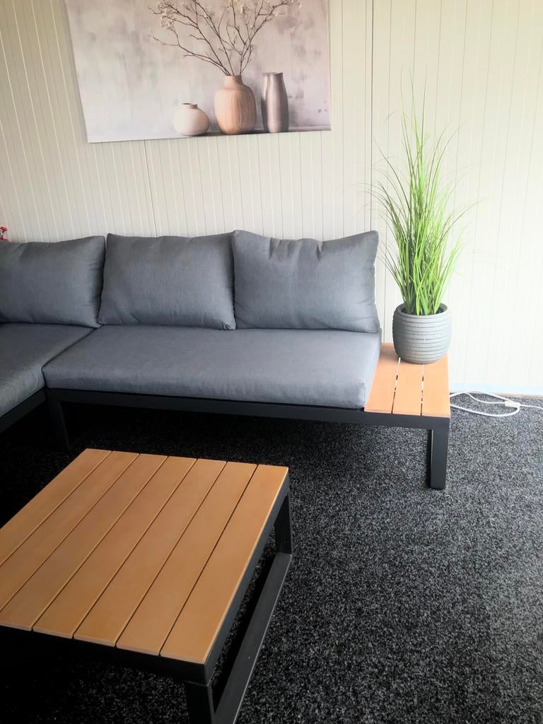 Moderne loungeset met grijze kussens en houten accenten, Huis en Inrichting, Ophalen of Verzenden, Zo goed als nieuw, Stof