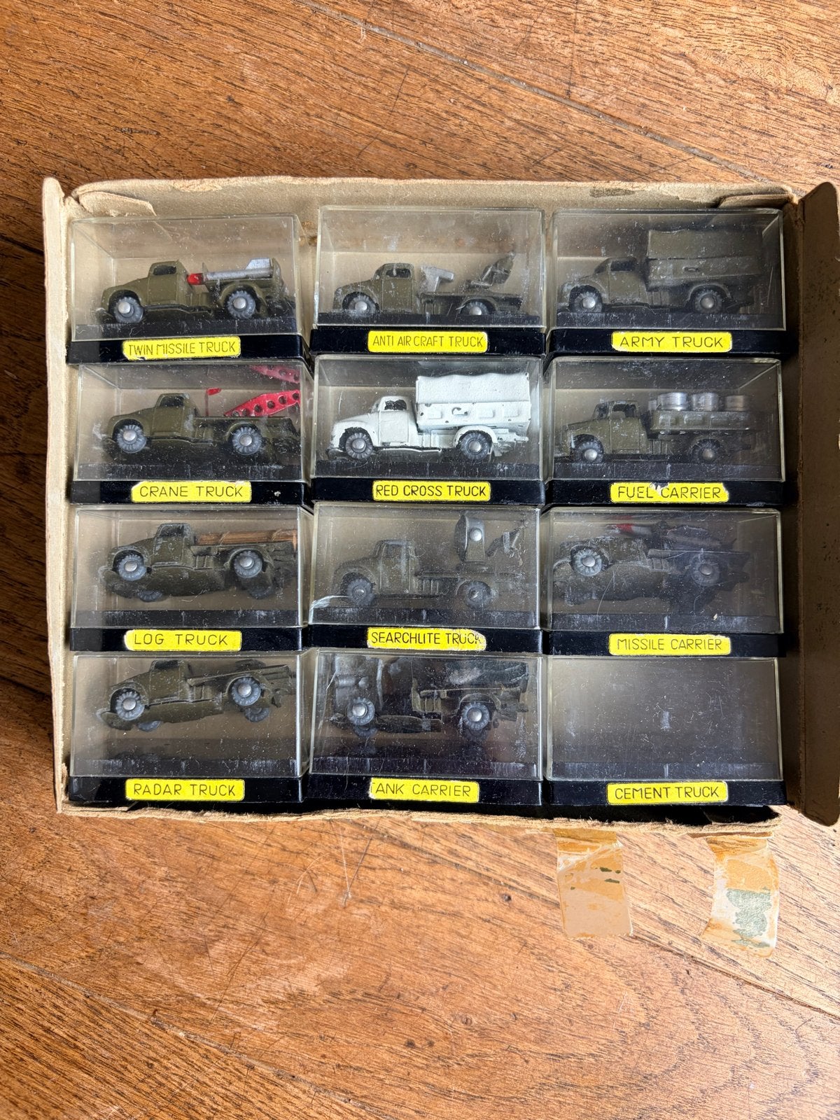 Vintage militaire speelgoedtrucks set - 11 stuks in doos, Ophalen of Verzenden, Landmacht, Amerika, Miniatuur of Beeldje