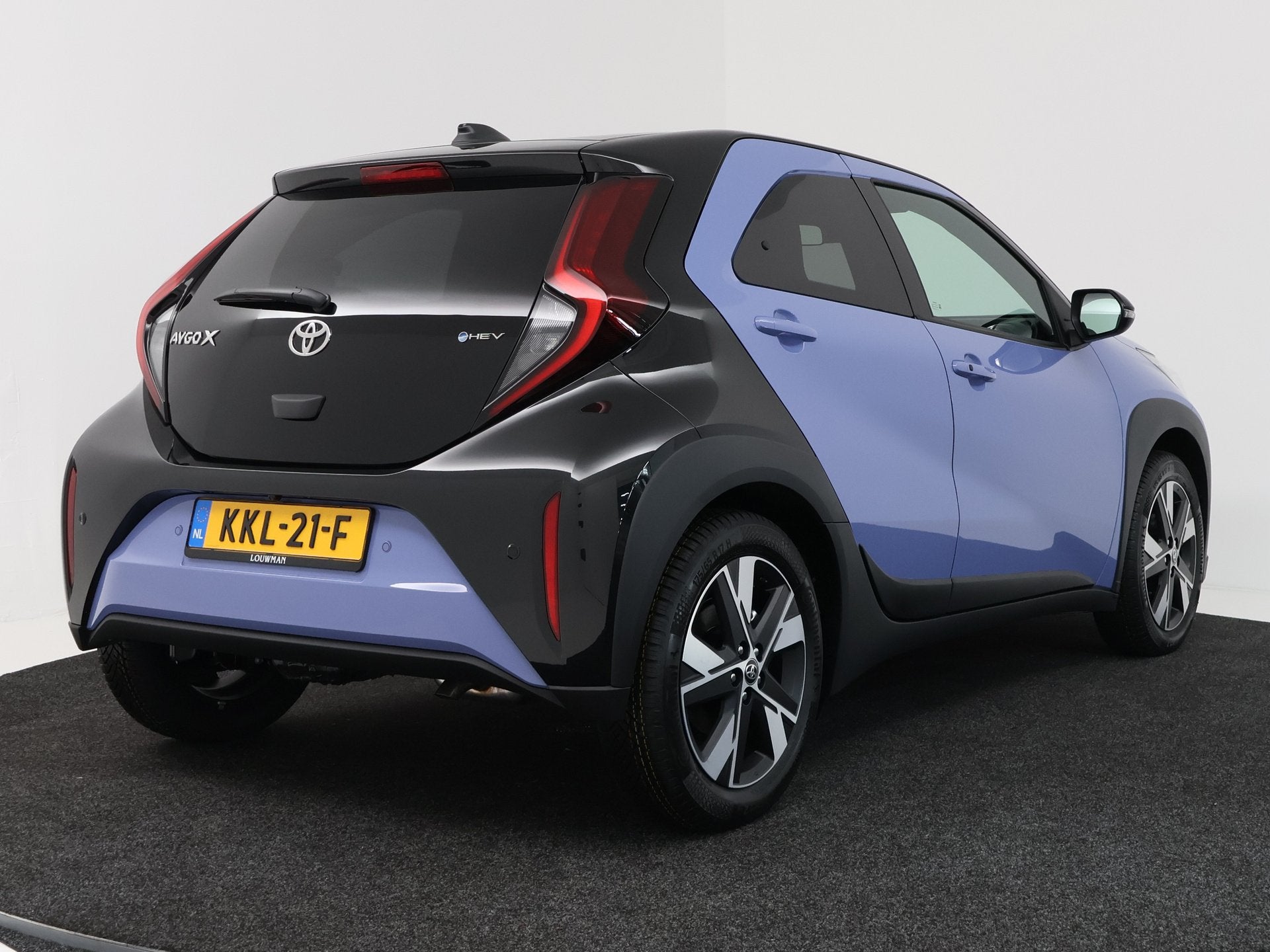 Toyota Aygo X Hybrid 115 pulse | Apple CarPlay / Android Aut, Stof, Parkeersensor, Overige kleuren, 4 stoelen