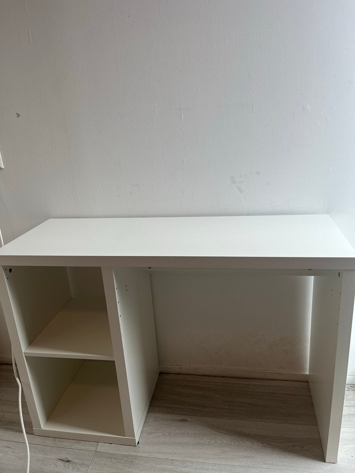 Wit bureau met opbergruimte - Ideaal voor thuiswerkplek, Ophalen, Opbergruimte, Gebruikt, Spaanplaat of MDF