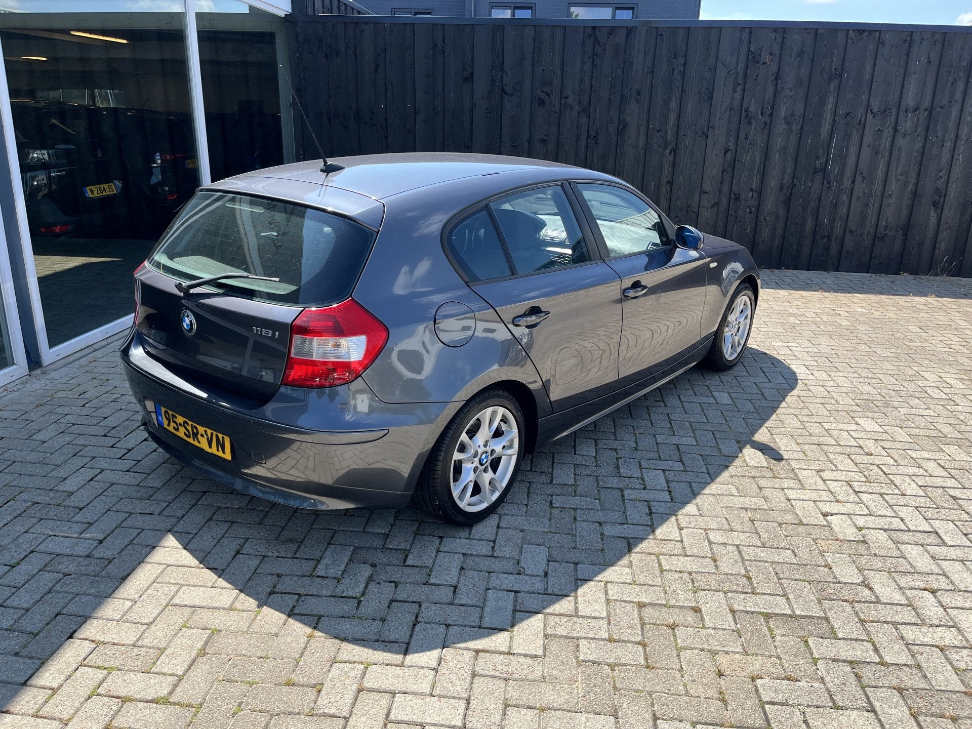 BMW 1-serie 118i Sportstoelen / Airco / Lmv (bj 2006), Auto's, 1-Serie, Achterwielaandrijving, 4 cilinders, Zilver of Grijs