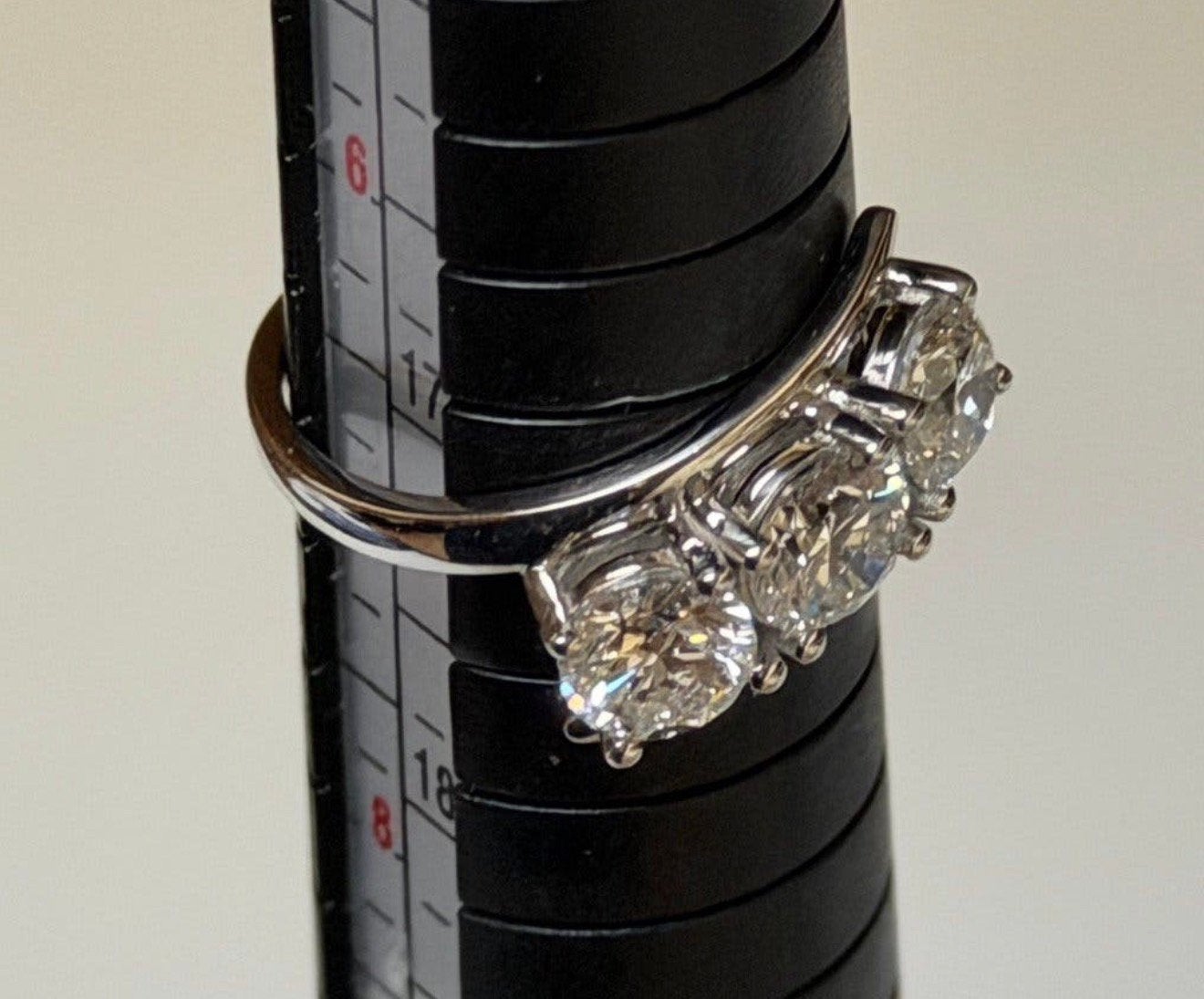 Gouden ring met 3 diamanten totaal 2.12ct met certificaat!, Nieuw, Ophalen of Verzenden, 17 tot 18, Met edelsteen