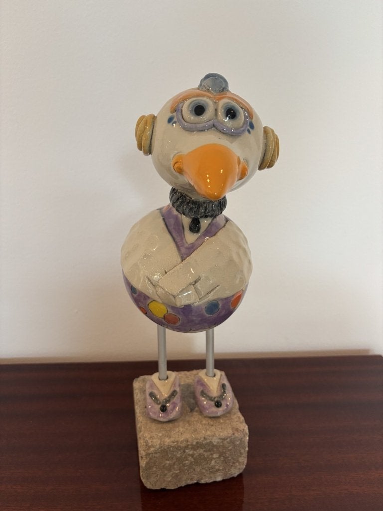 Keramiek beeld vogel op sokkeltje van Els BlijenBerg, Verzamelen, Ophalen of Verzenden, Zo goed als nieuw, Dier