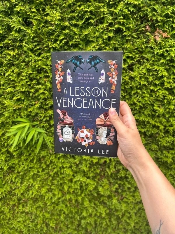 A lesson in vengeance- Victoria Lee, Verzenden, Zo goed als nieuw