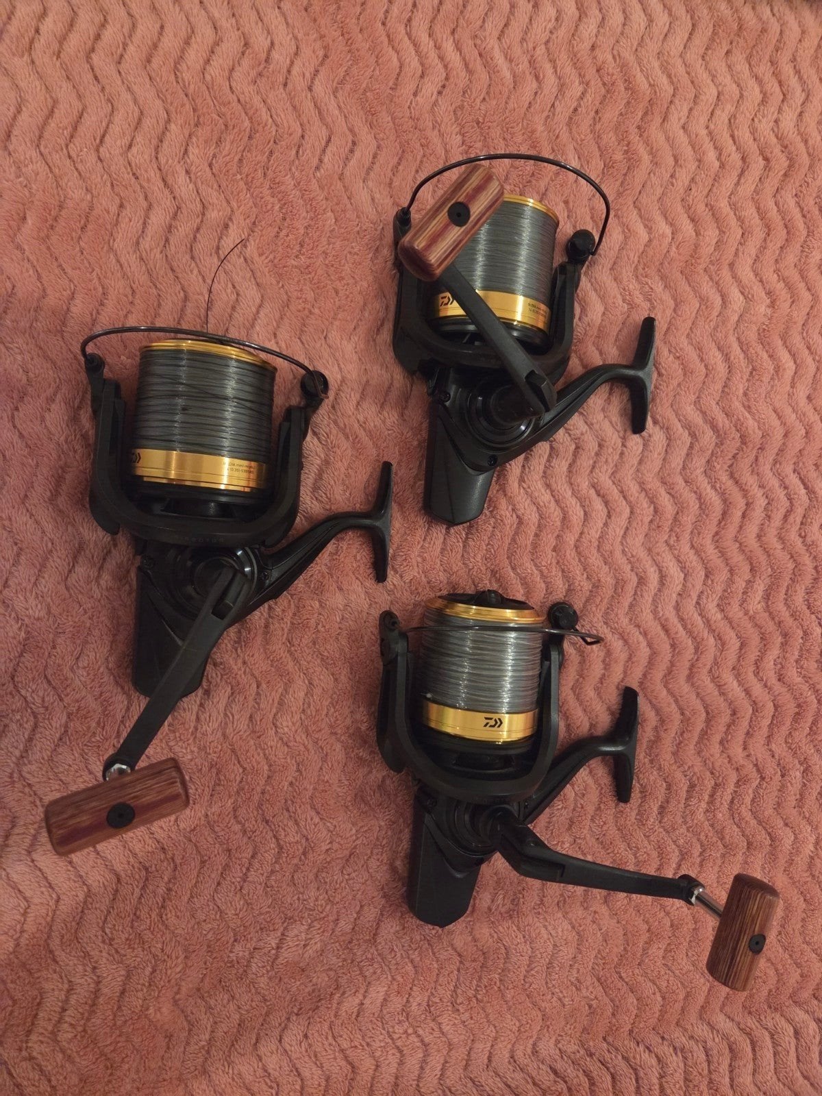 3 stuks Daiwa Emblem 45 SCW QD- OT, Ophalen, Zo goed als nieuw, Molen