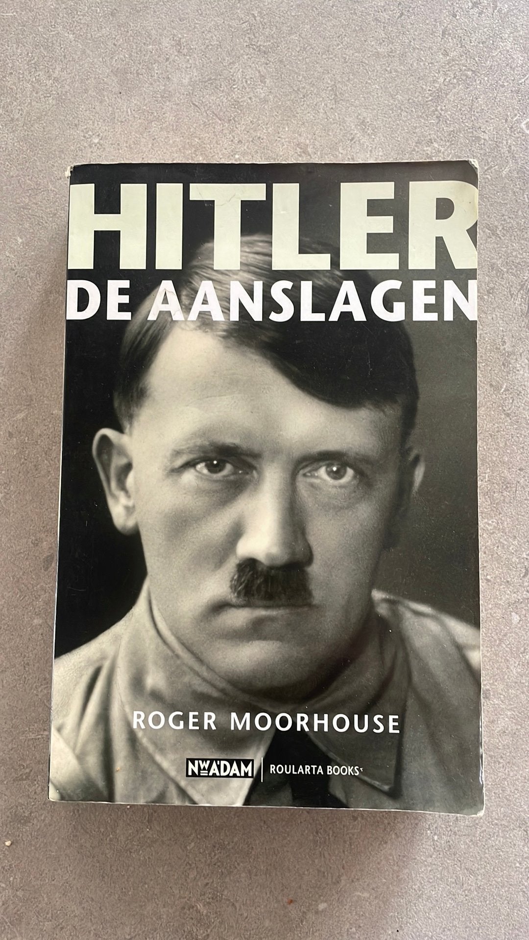 Hitler de aanslagen Roger Moorhouse, Boeken, Ophalen of Verzenden, Gelezen