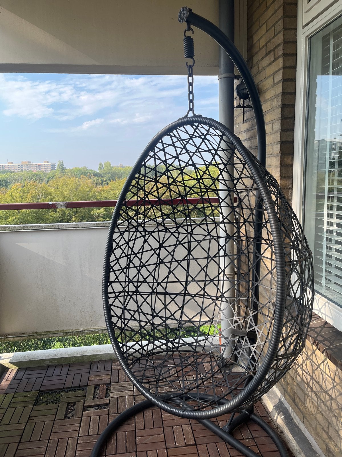 Comfortabele hangstoel met schone matrassen