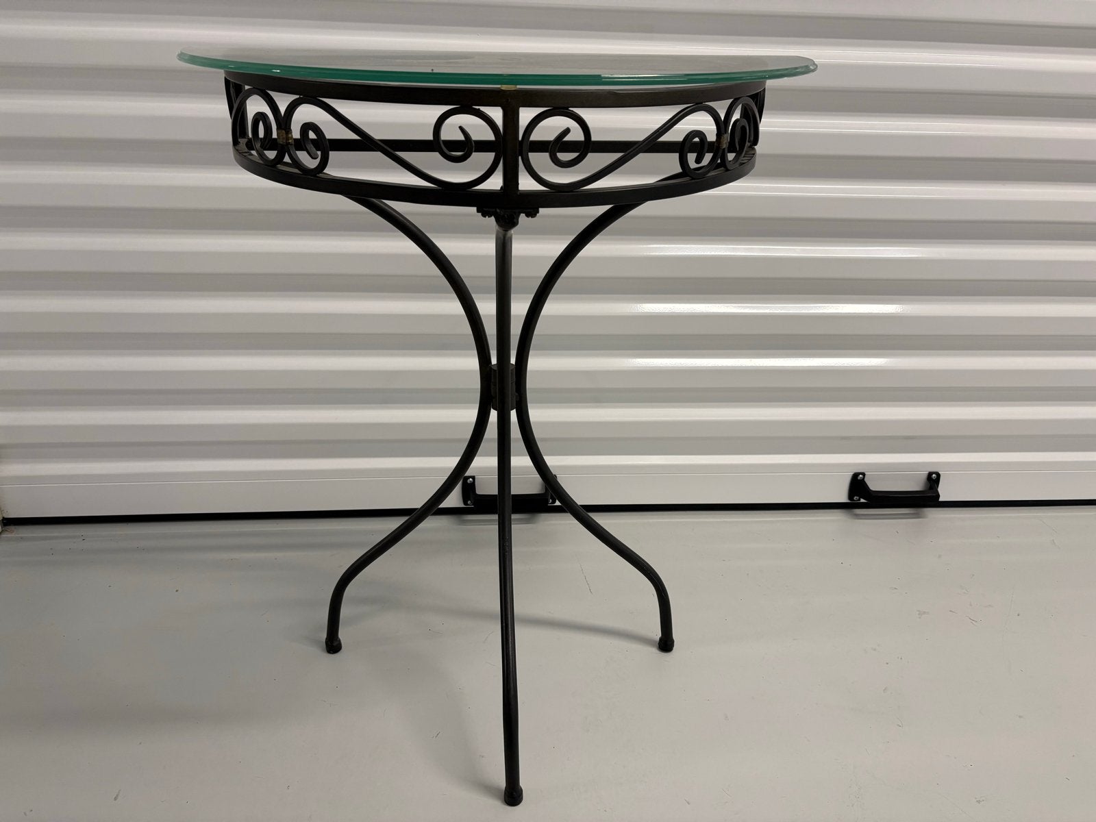 Metalen halfronde sidetable met glazen blad, Ophalen, Gebruikt, Metaal of Aluminium, 55 tot 75 cm