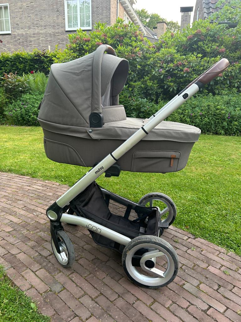 Mutsy kinderwagen met reiswieg en zitje, Ophalen, Zo goed als nieuw, Combiwagen, Met reiswieg