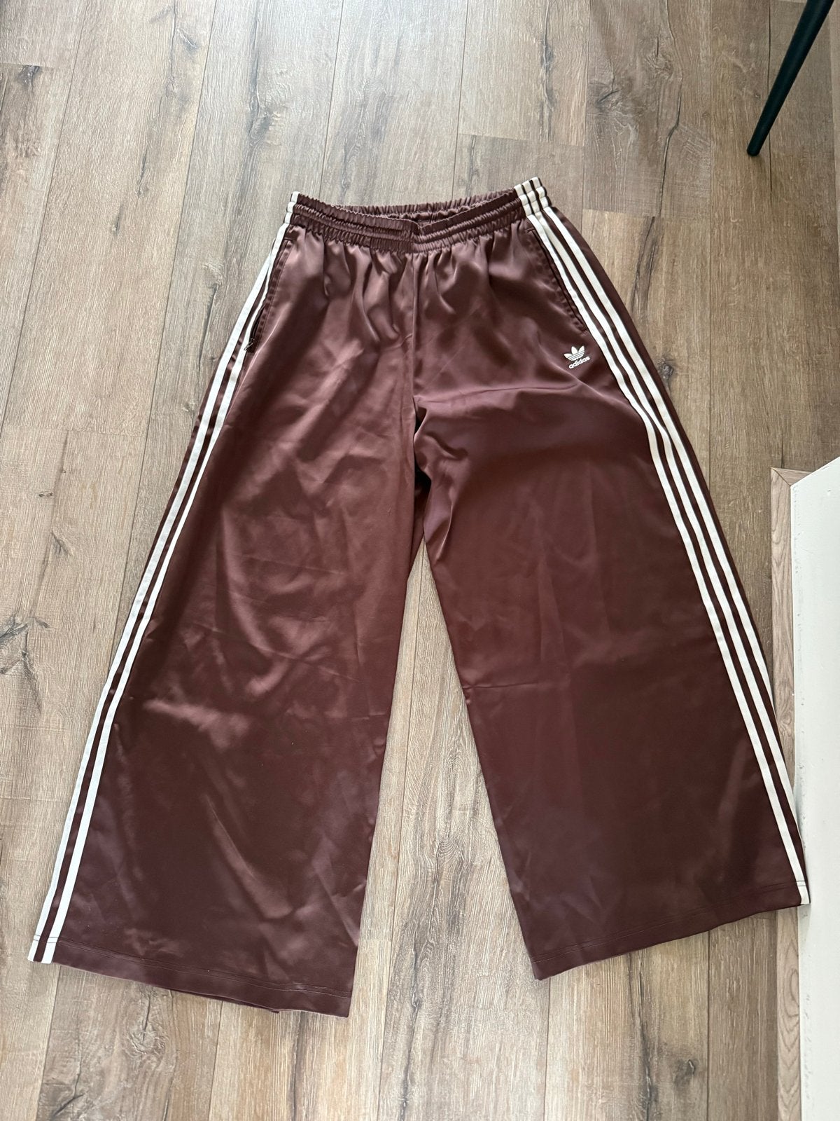 Adidas satijnen broek met wijde pijpen - bruin, Ophalen, Maat 42/44 (L), Gedragen, Bruin