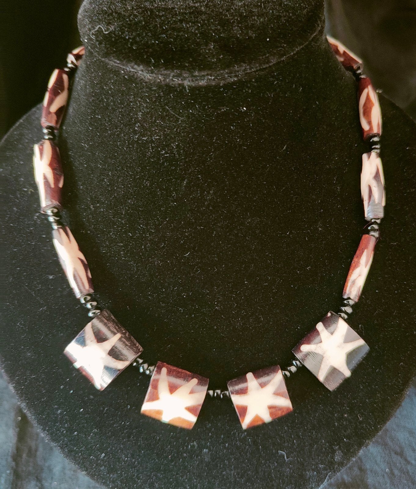 Afrikaans ketting gemaakt van been, met starburst batik patr, Verzenden, Zo goed als nieuw, Overige materialen